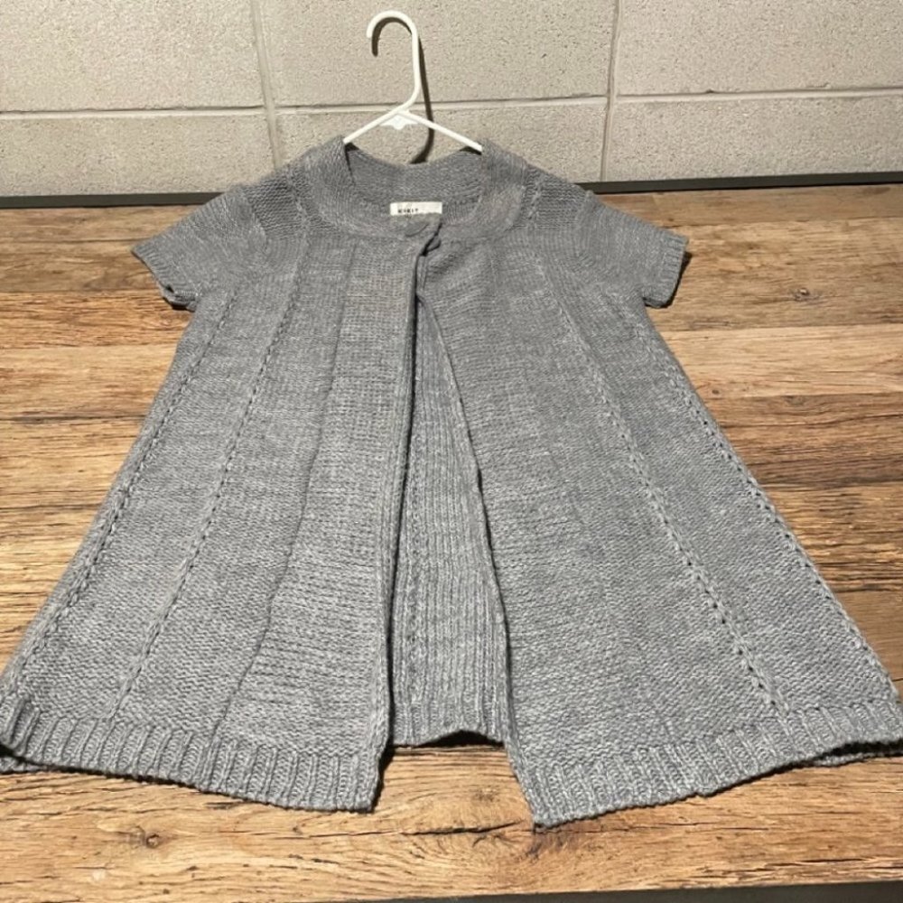 KIKIT Short sleeve sweater with button and knit detail